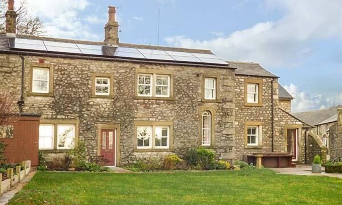 Settle Cottage | OLD HALL COTTAGE, family friendly, with hot tub in Settle