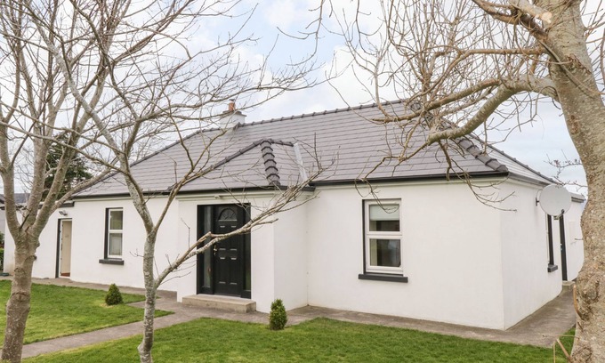 Louisburgh House | OLD HEAD VIEW, pet friendly, with a garden in Louisburgh, County Mayo