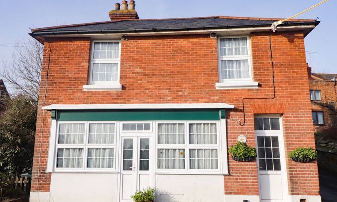 Willesborough House | OLD POST OFFICE, pet friendly, character holiday cottage in Hamstreet