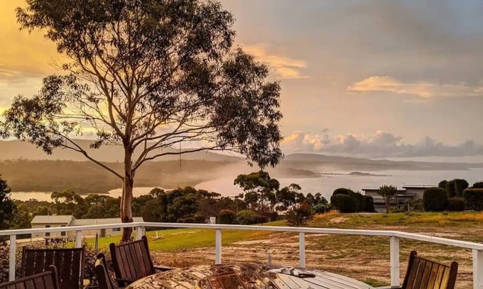 Binalong Bay House | Old Salty. (Airbnb)