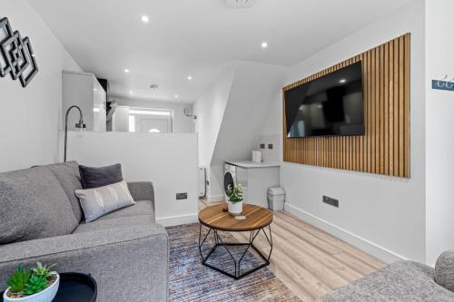 Swindon Apartment | Old Styne Cottage - 2 min to Station - Free Parking - Courtyard
