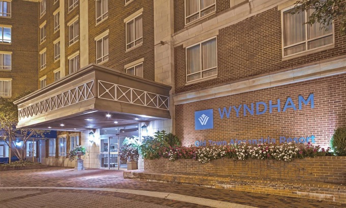 Old Town West Condo | Old Town Alexandria | 1BR/1BA King Bed Suite