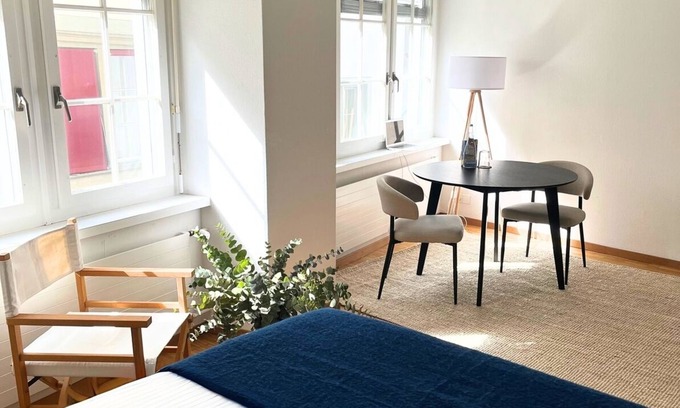 Old Town Apartment | Old Town apt w/art 10min to mainstation, 5min to lake, w/washer & dryer