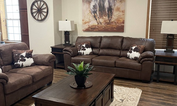 Dodge City Apartment | Old West themed 2 Bedroom Apartment Downtown close to all tourist attractions