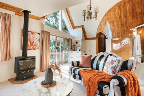 Olinda Apartment | Olinda Enchanted Tower Spa Gas Log Fire and Netflix