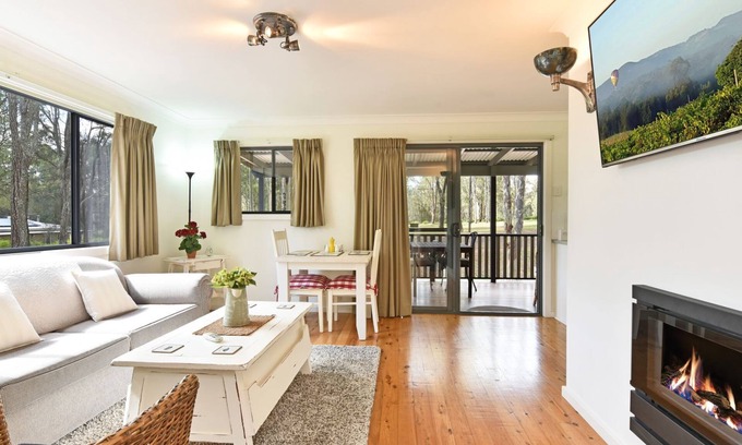 Pokolbin Cottage | Olive Grove 3 1 Bedroom Cabin with large Bath and walk to wineries