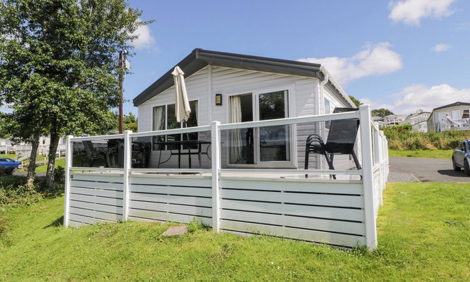 Wemyss Bay Cottage | OLIVIA'S HAVEN, pet friendly, with a garden in Wemyss Bay