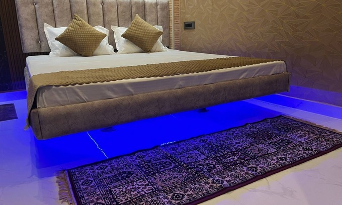 Mahmoorganj House | Om Nilay Paying Guest House By GRB