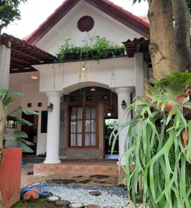 Dinoyo Villa | OMAH LUMUT Malang, Best Family Villa 3 Bedrooms Free Pool Kolam Renang