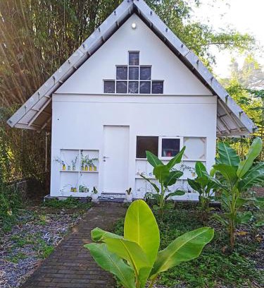 Bangunjiwo House | Omah Pralon - Tirto