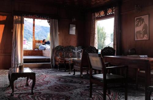 Dal Lake House | OMAR KHAYYAM HOUSEBOAT RETREAT and FAVELA HEADROOMS