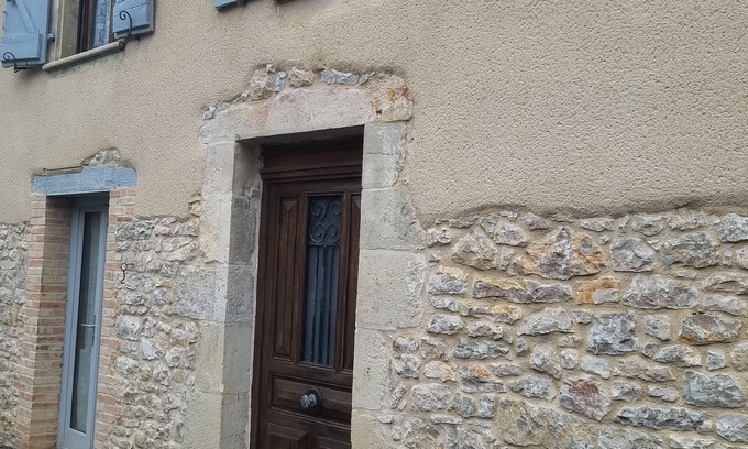 Bruniquel Apartment | On 1st floor, fully-equipped studio, bedroom, separate shower room for 2 people
