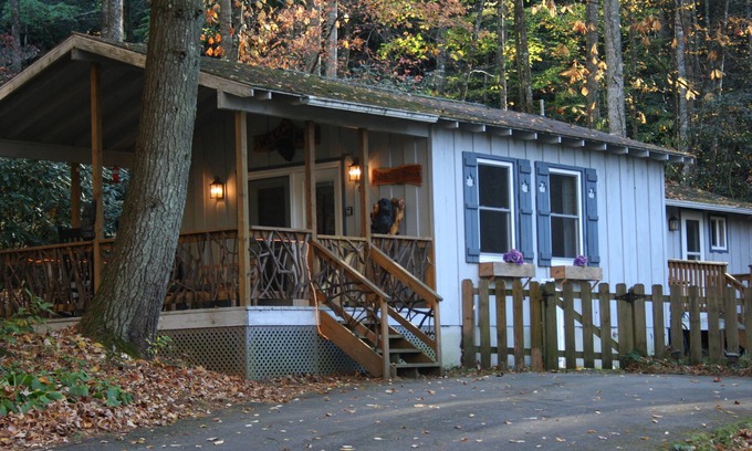 Penrose Cabin | On Babbling Brook - Hot Tub - Grill - Fireplace - WiFi - Fenced - Pets OK