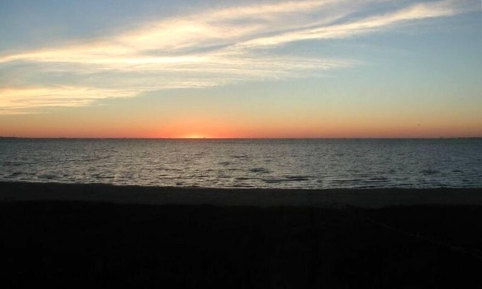 North Beach Condo | On Beach and Close to Fun! - Weekly and Monthly Rate Specials