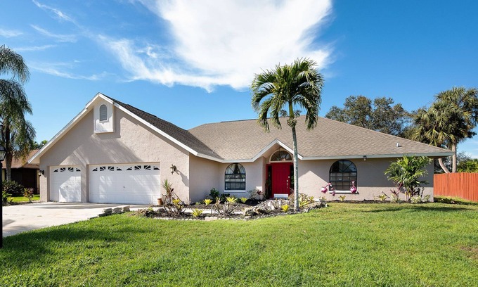 Town and River House | On McGregor Blvd! Private Executive Pool Home-Close to Beach