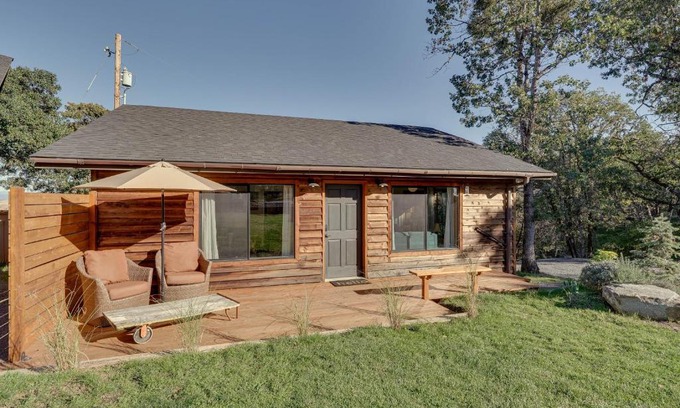 Central Point House | On-Site Winery and Tasting Room Oregon Bungalow!