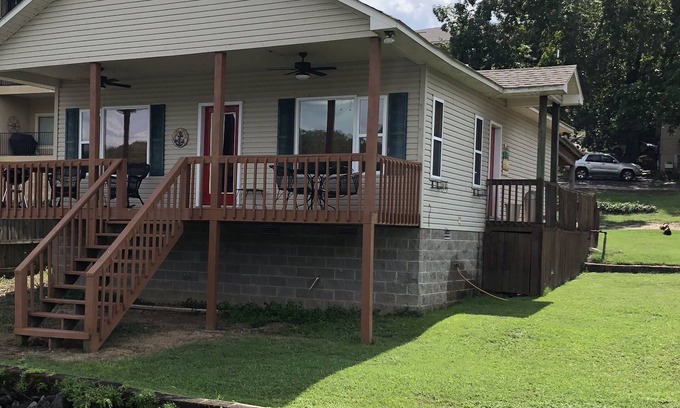 Lake Hamilton House | On the edge of the Lake!