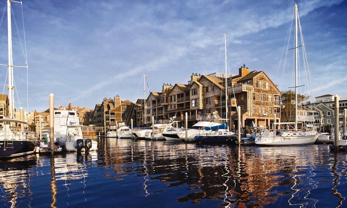 Historic Hill Condo | On the harbor, perfect for mansions, cliff walk, shopping, nightlife, mansions