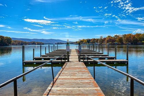Huddleston Apartment | On the Lake Condo - Mariners Landing Country Club