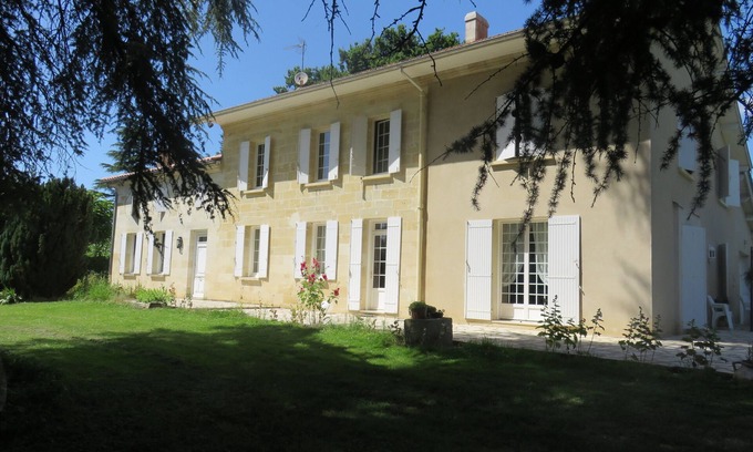 Sainte-Terre House | On the outskirts of St Emilion Le REFUGE DU PEINTRE is a charming house.