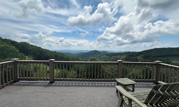 Apple Ridge Condo | On the Rocks - Cozy 1-br condo w/stunning views 5 mins to downtown Blowing Rock