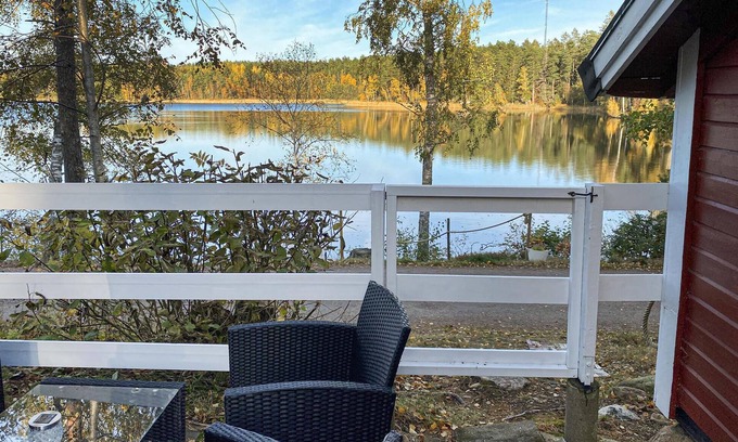 Kolmarden House | On the shore of Lake Torsjön, this compact cottage with private sauna welcomes you.