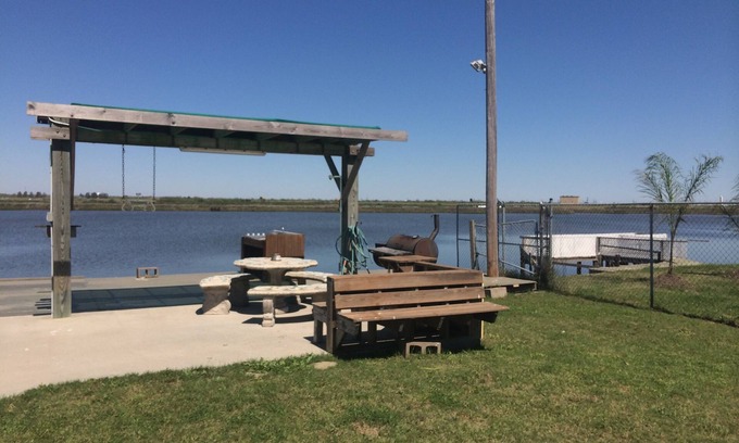 Hitchcock House | On The water, .Away from Noise, WI-FI, Wheelchair ramp. Minutes from Galveston.