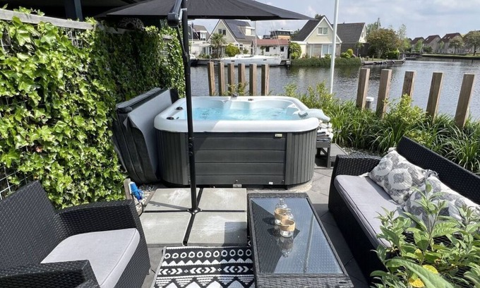 Lemmer House | on the water with whirlpool