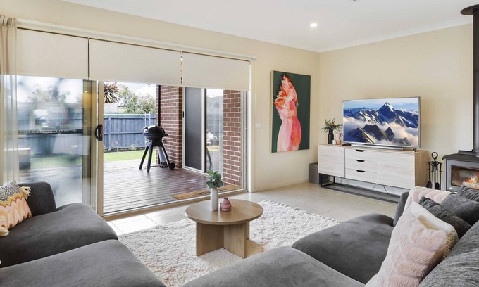 Ocean Grove House | On The Way – Huge deck area, outdoor fire pit, modern space