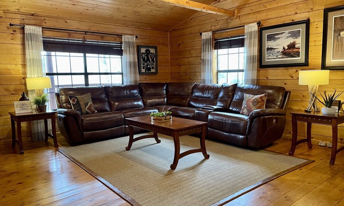 Negreet House | Once a Part of the Beloved Shady Oak Lodge - Cabin 1 - 4 beds w/Boat Ramp