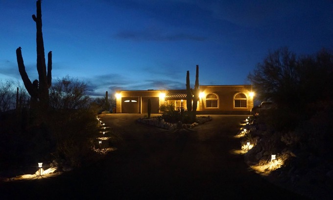 Suffolk Hills House | One acre hill top home with 360 degree city & mountain views & Jacuzzi