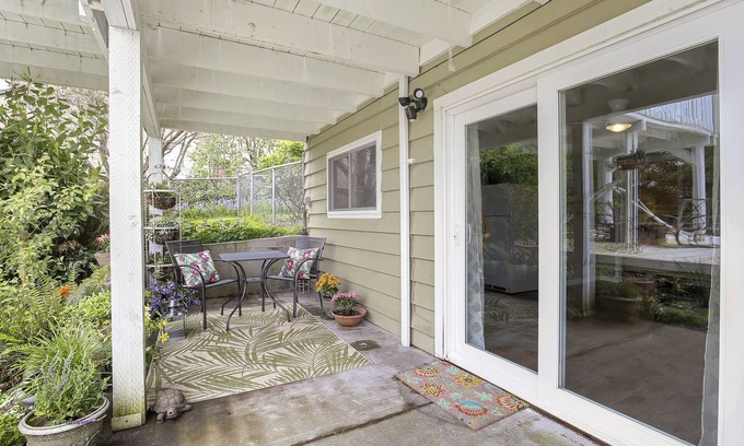 Federal Way House | One Bed Executive Suite off the Sound!