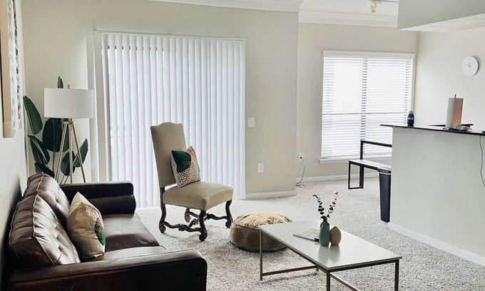 Uptown Apartment | One Bed/One Bath Luxurious Apartment by Galleria