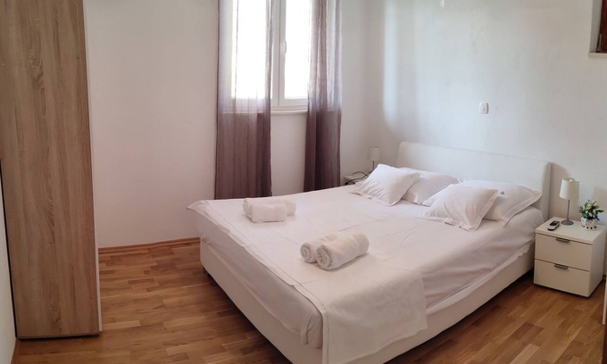 Podstrana Apartment | One bedroom apartment with air-conditioning Stobreč, Split (A-20510-c)