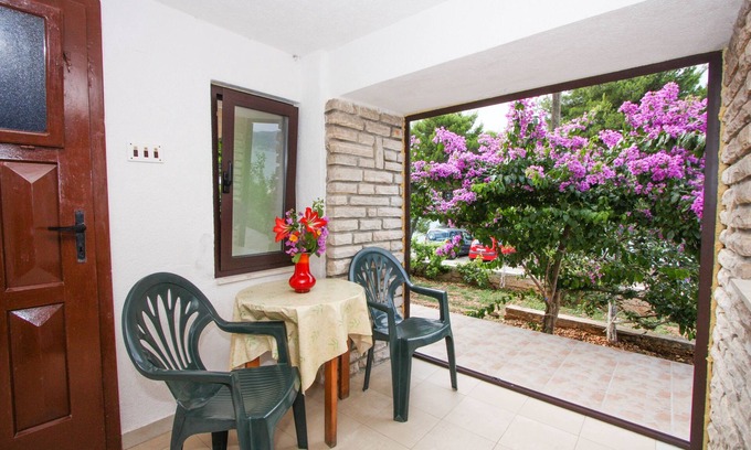 Arbanija Apartment | One bedroom apartment near beach Arbanija, Čiovo (A-17280-b)
