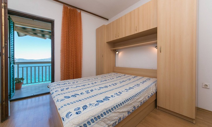 Brist Apartment | One bedroom apartment near beach Brist, Makarska (A-15714-e)