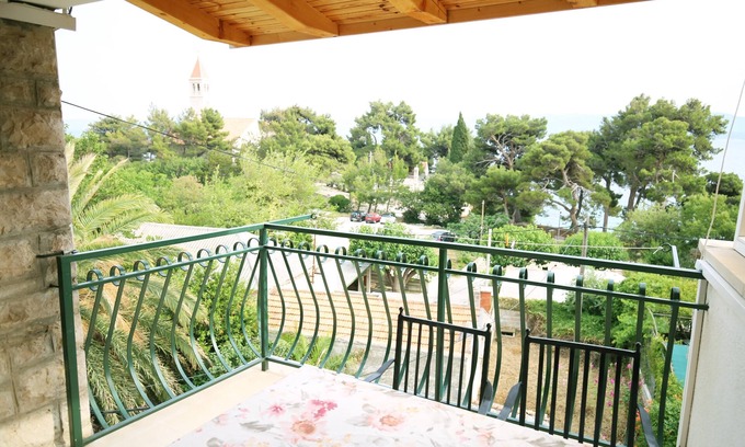 Bol Apartment | One bedroom apartment near beach Bol, Brač (A-13413-e)