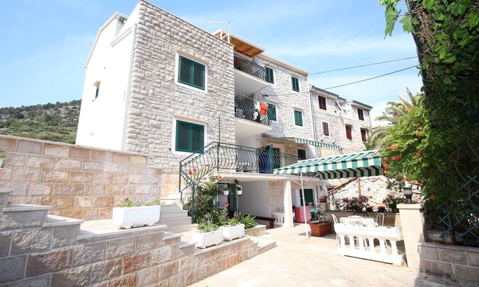 Bol Apartment | One bedroom apartment near beach Bol, Brač (A-13413-a)