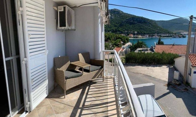 Klek Apartment | One bedroom apartment with balcony and sea view Klek, Neretva Delta - Ušće Neretve (A-23139-b)