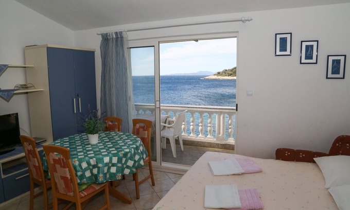 Milna Apartment | One bedroom apartment with terrace and sea view Milna, Hvar (A-12244-b)