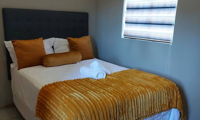 East London Cottage | one bedroom cottage fully equipped kitchen lounge and bathroom, free parkin pool