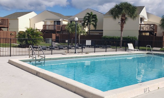 West Palm Beach Condo | One Bedroom Gated community, close to Beach, City Place, stores ,restaurants.