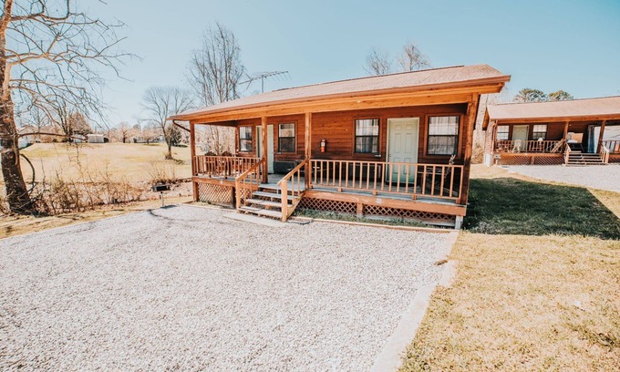 Spring City Cabin | One Bedroom Lake Cabin