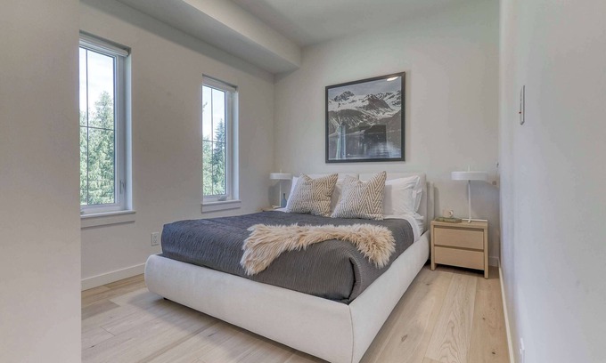 Rossland Apartment | One Bedroom | Sleeps 2 - 4 | The Crescent Condos