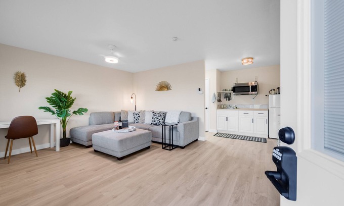 Healdsburg House | One Bedroom Townhouse with Vineyard Views!