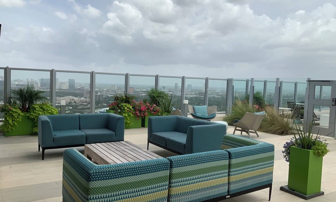 Southgate Apartment | One bedroom with a Study apartment - Medical Center Houston, TX - Rooftop Pool