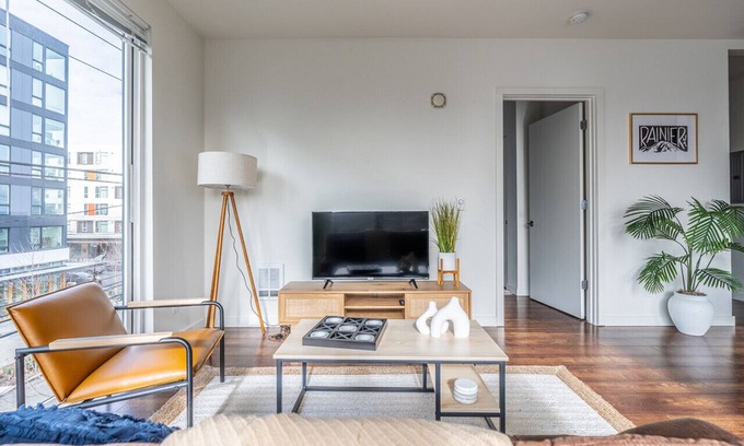 Mann Apartment | One bedroom with plenty of natural light and parking (pet friendly)