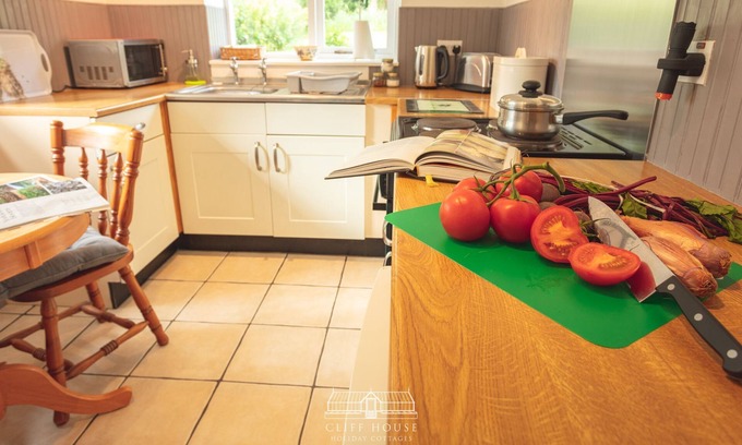 West Heslerton House | One bedroomed holiday cottage that sleeps up to 2, with off road car parking and shared indoor pool