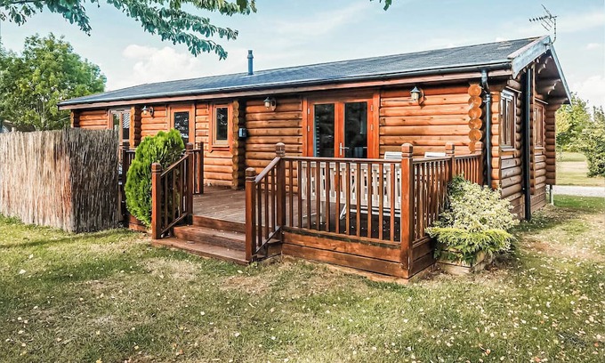 Woodbridge Ski Chalet | One double with en suite shower and one twin.
