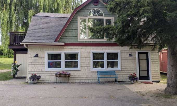 Prince Edward House | One Main Guesthouse-2 King Suites, 2 Bathrooms, 2 Floors, EV Charging